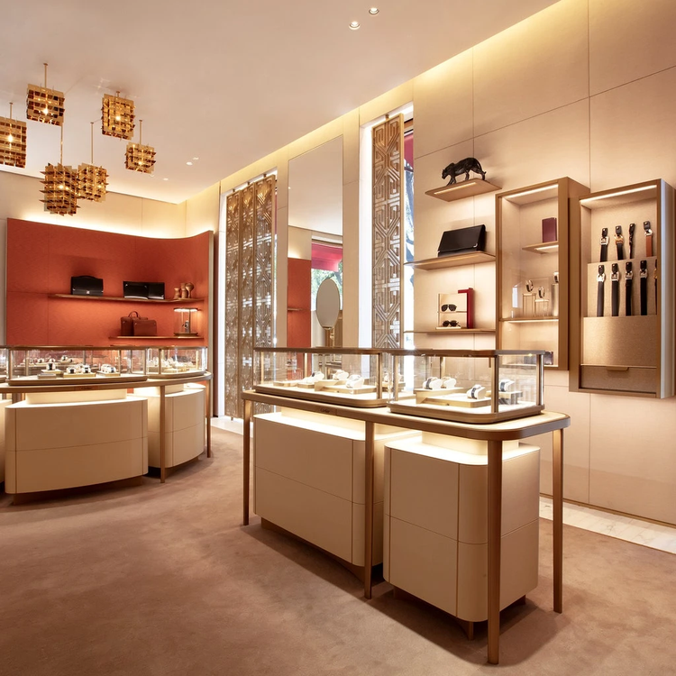 Interior de una boutique con iluminación cálida en vitrinas y techo