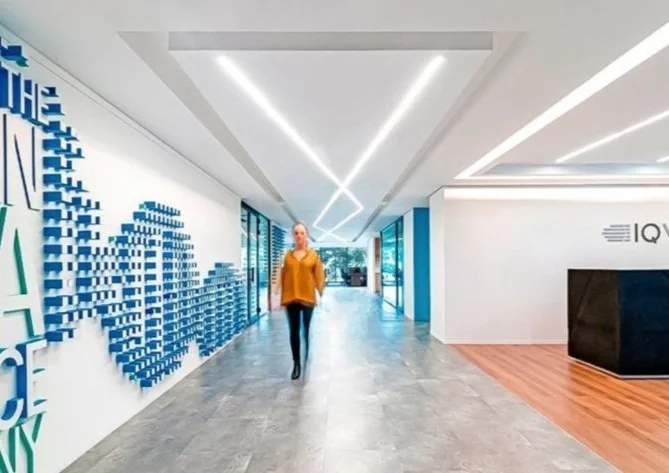 Espacio corporativo con líneas de luz que recorren el techo